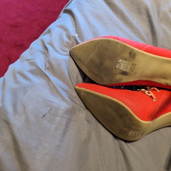 LADIES RED BOOTIES WITH GOLD CHAINS - Picture 4 of 8